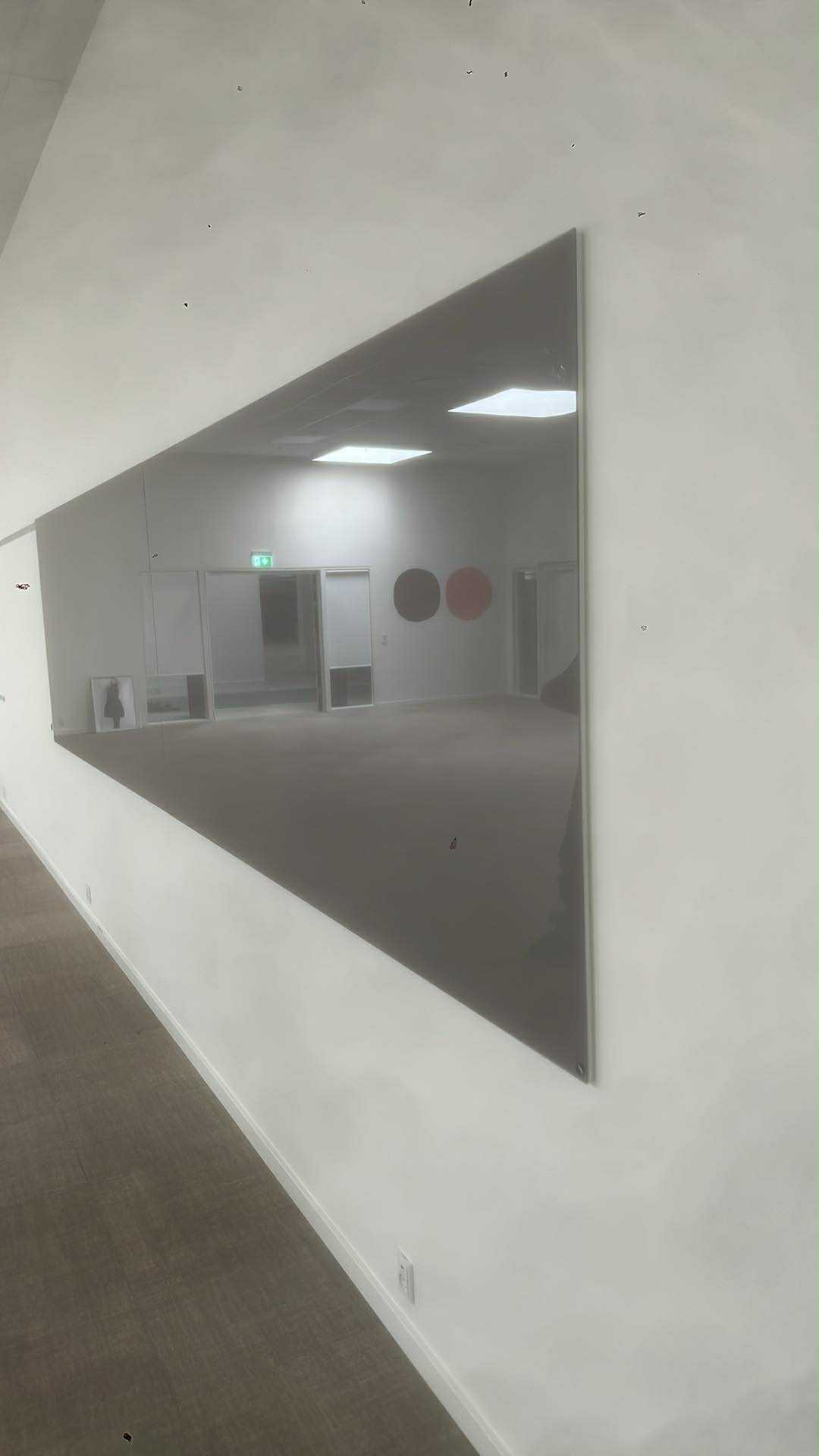 Lintex Chat Board glastavle 200x120 cm mørkegrå set fra siden med elegant design